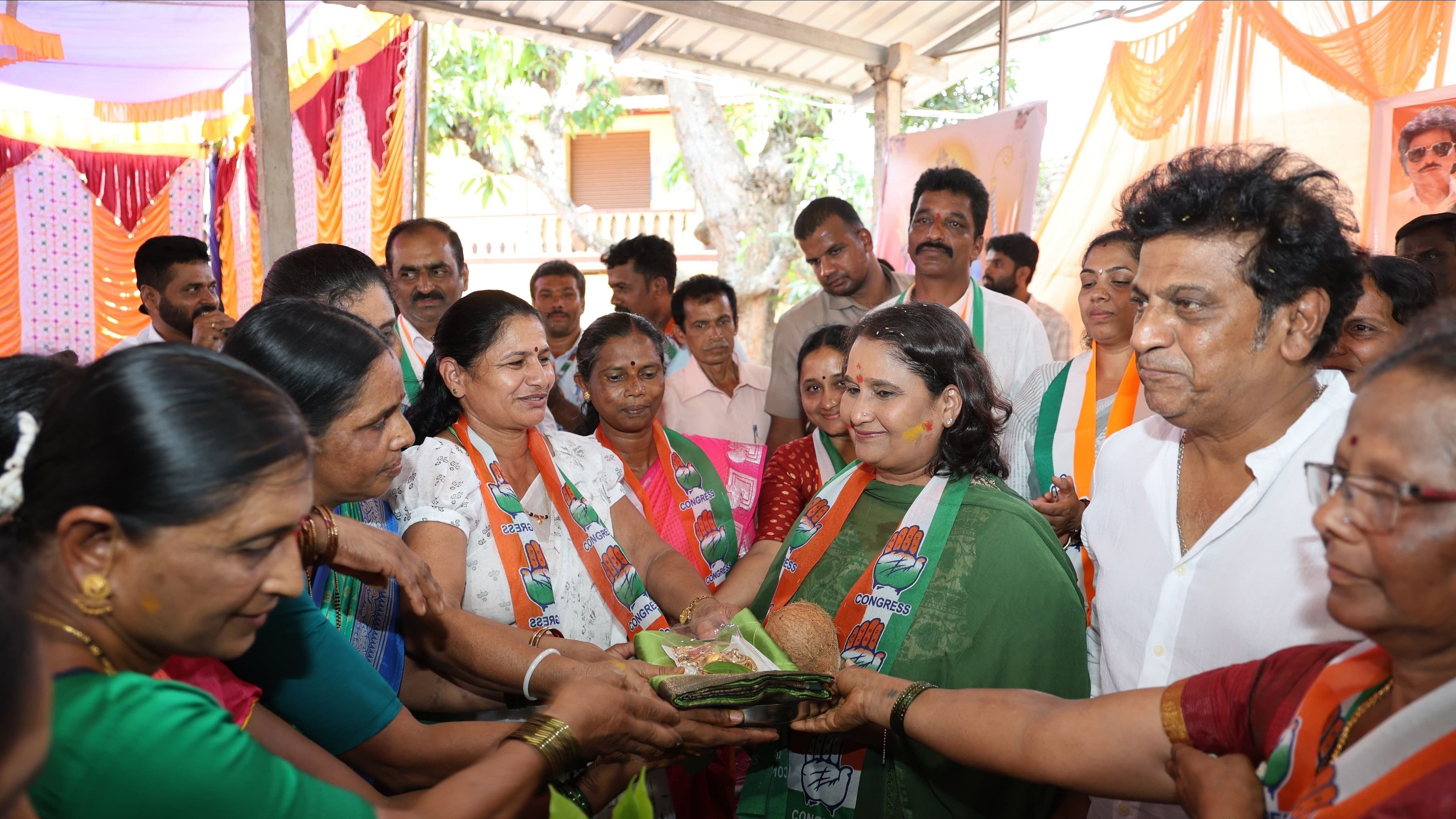 <div class="paragraphs"><p>Women perform a traditional 'aarathi' for Congress candidate from Shimoga Lok Sabha constituency Geetha Shivarajkumar as she campaigns along with her actor-husband Shivarajkumar. </p></div>