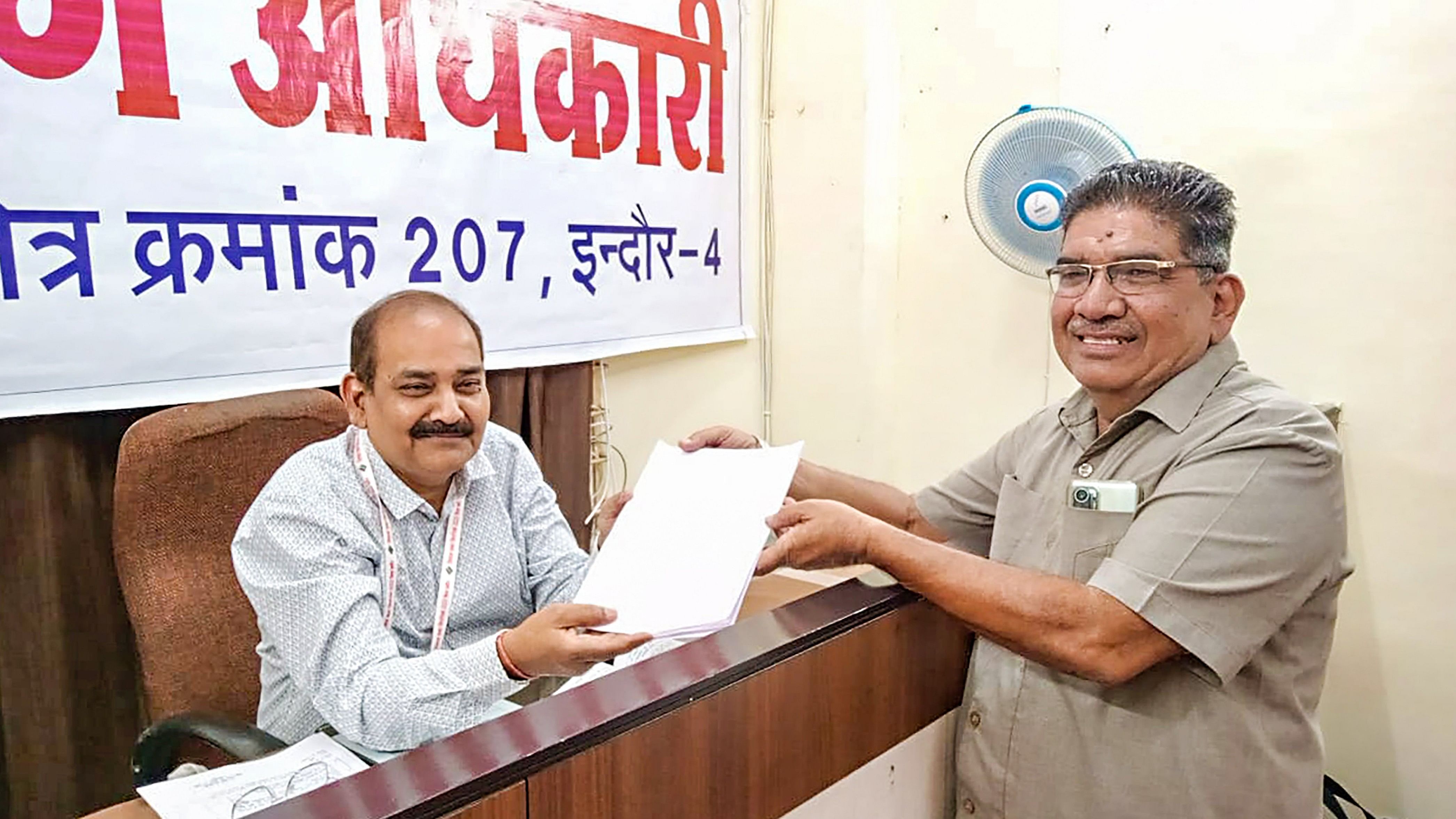 <div class="paragraphs"><p>File photo of Parmanand Tolani, famous as 'Indori Dharti Pakad' submitting nomination papers for the Madhya Pradesh Assembly elections.&nbsp;</p></div>