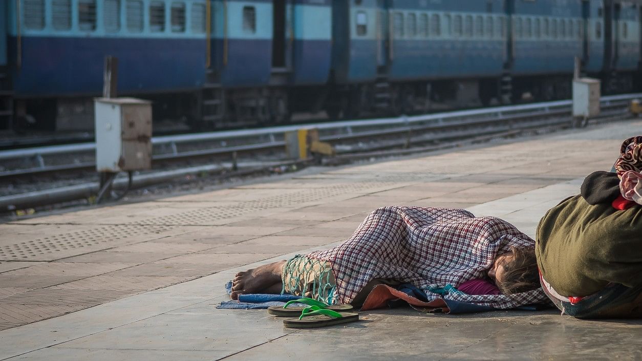 <div class="paragraphs"><p>Representative image showing a man sleeping on a railway station platform.</p></div>