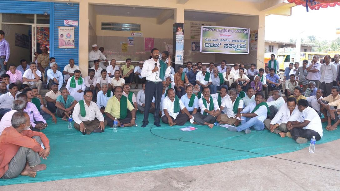 <div class="paragraphs"><p>Representative Photo of Karnataka Rajya Raitha Sangha Harisu Sene members stage a protest.</p></div>