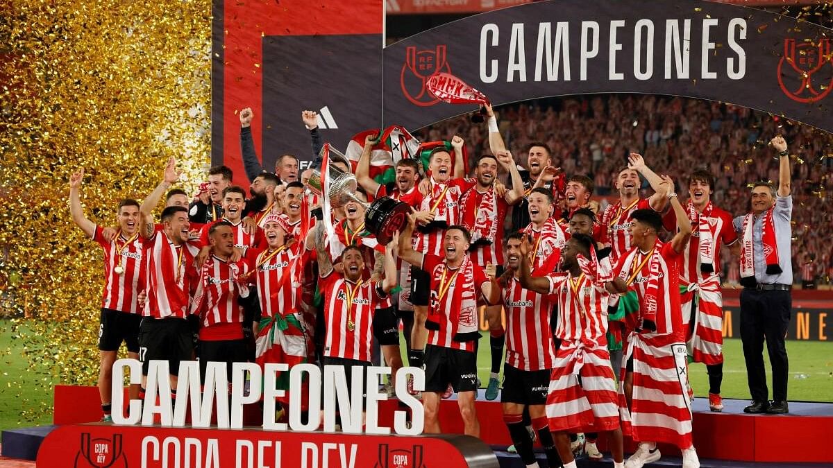 <div class="paragraphs"><p>Athletic Bilbao's Iker Muniain and teammates celebrate winning the Copa del Rey with the trophy</p></div>