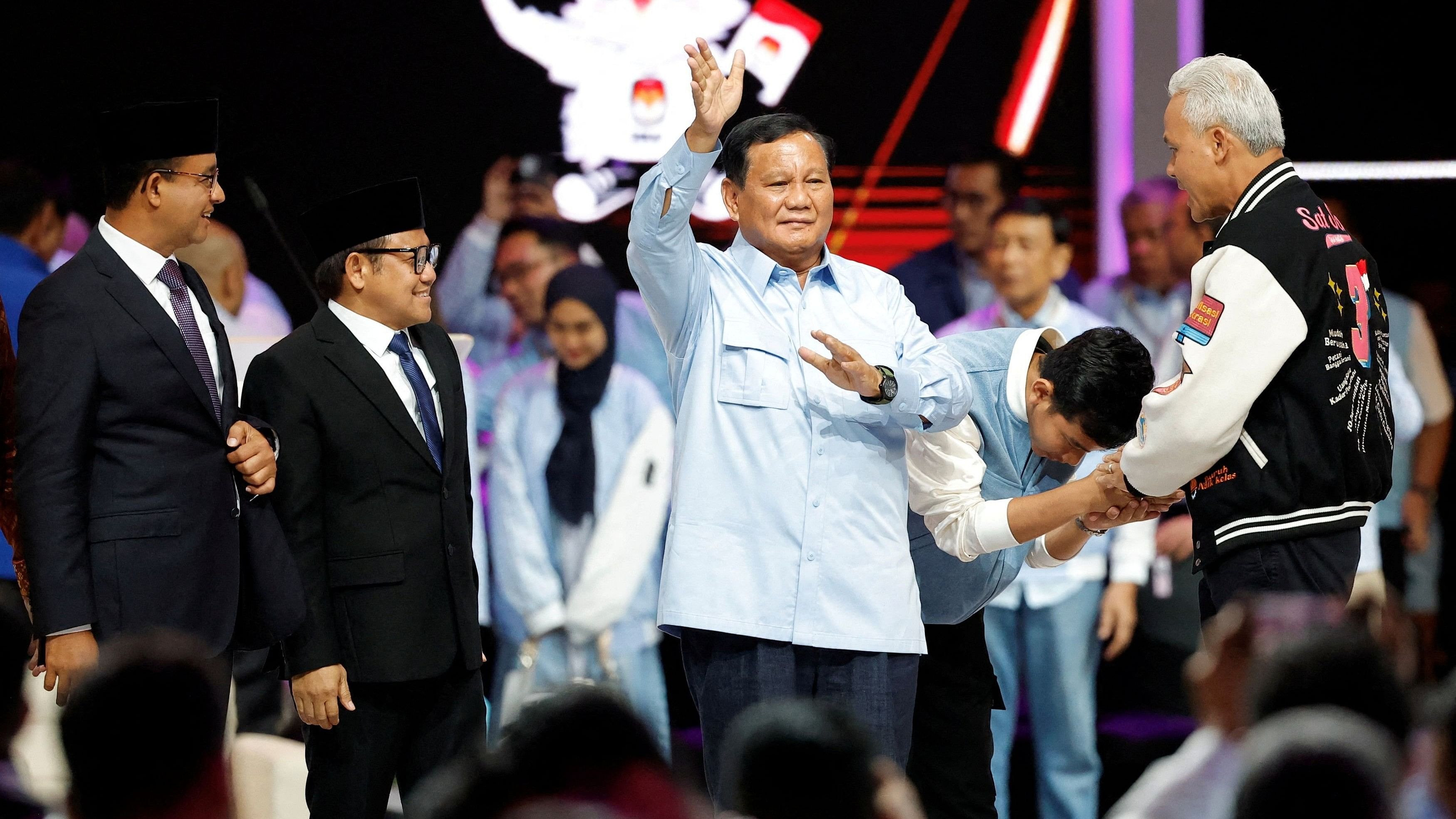 <div class="paragraphs"><p> Indonesia’s Defence Minister Prabowo Subianto waves as his running mate Gibran Rakabuming Raka, who is the eldest son of&nbsp;Indonesian President Joko Widodo and current Surakarta's Mayor, shakes hands with their opponent Ganjar Pranowo, presidential candidate of the ruling Indonesian Democratic Party of Struggle.</p></div>