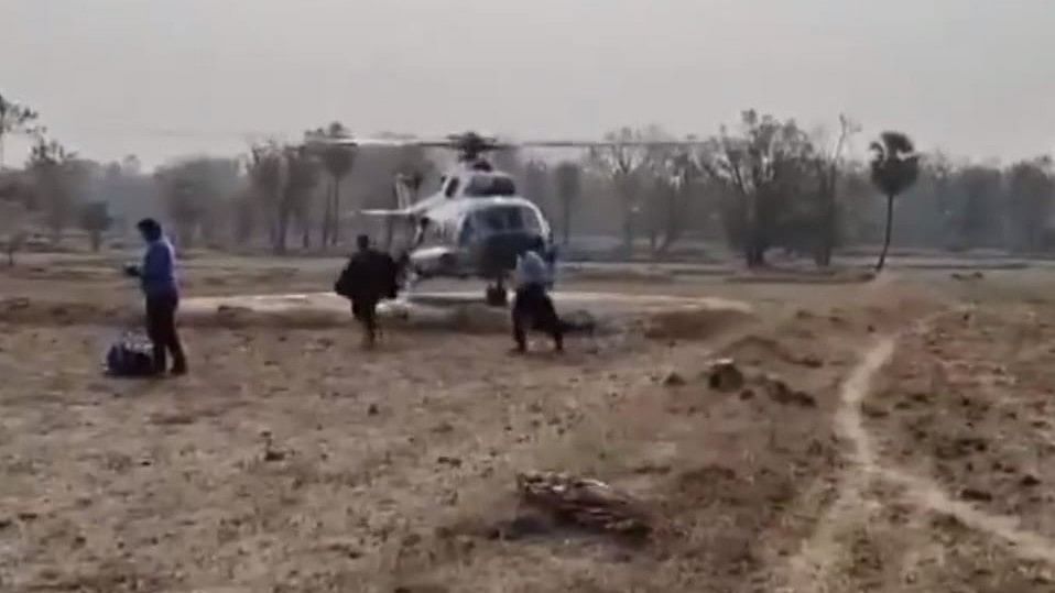 <div class="paragraphs"><p>Screengrab of a video showing polling officers deboarding a helicopter in Gadchiroli, Maharashtra, on April 16, 2024.</p></div>