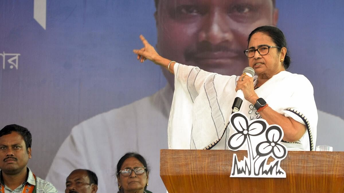 <div class="paragraphs"><p>West Bengal Chief Minister and TMC supremo Mamata Banerjee addresses an election campaign rally in support of party candidates ahead of Lok Sabha elections.</p></div>