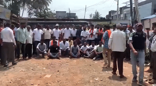 <div class="paragraphs"><p>BJP leaders, workers stage protest outside Kodagu police station.</p></div>