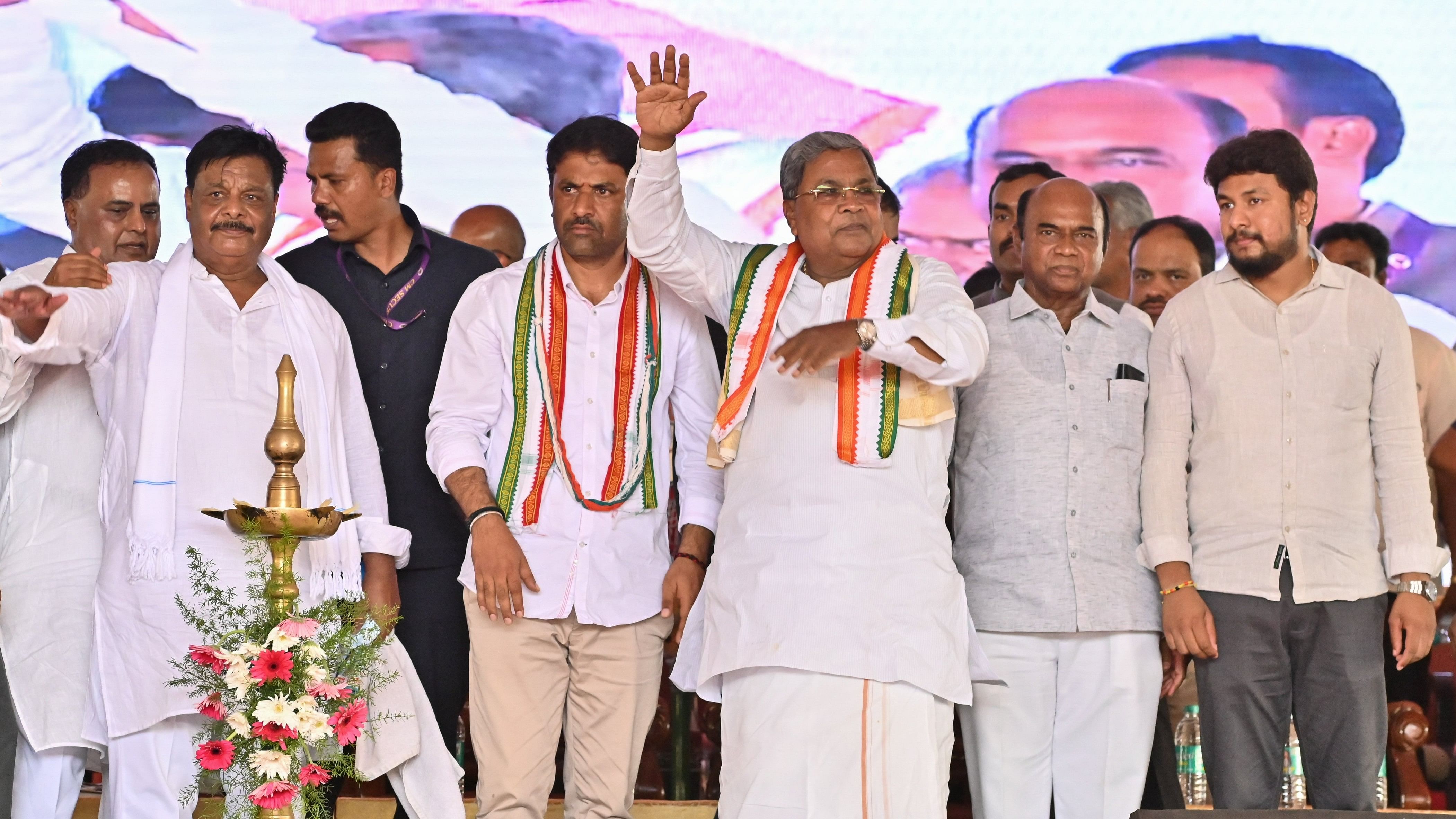 <div class="paragraphs"><p>Chief Minister Siddaramaiah waves at the crowd during an election rally near Nanjangud in Mysuru district on Friday. Minister H C Mahadevappa is seen.&nbsp;</p></div>