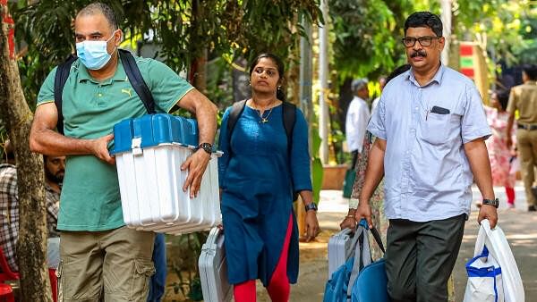 <div class="paragraphs"><p>Polling officials leave for election duty on the eve of the 2nd phase of Lok Sabha elections, in Kozhikode, Thursday, April 25, 2024.</p></div>