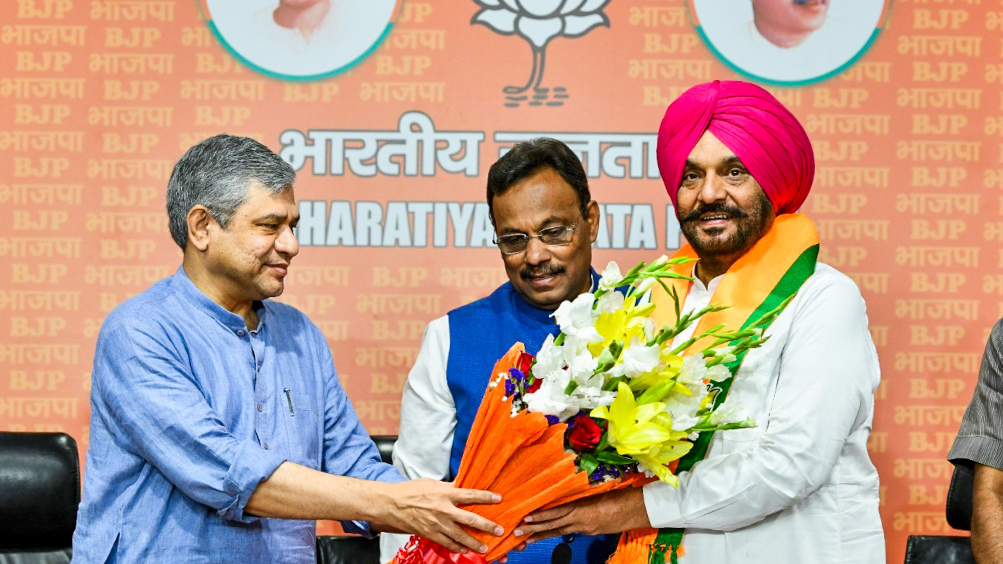 <div class="paragraphs"><p>File photo of&nbsp;Union Minister Ashwini Vaishnaw welcoming former Congress leader Tajinder Singh Bittu after he joined BJP.</p></div>