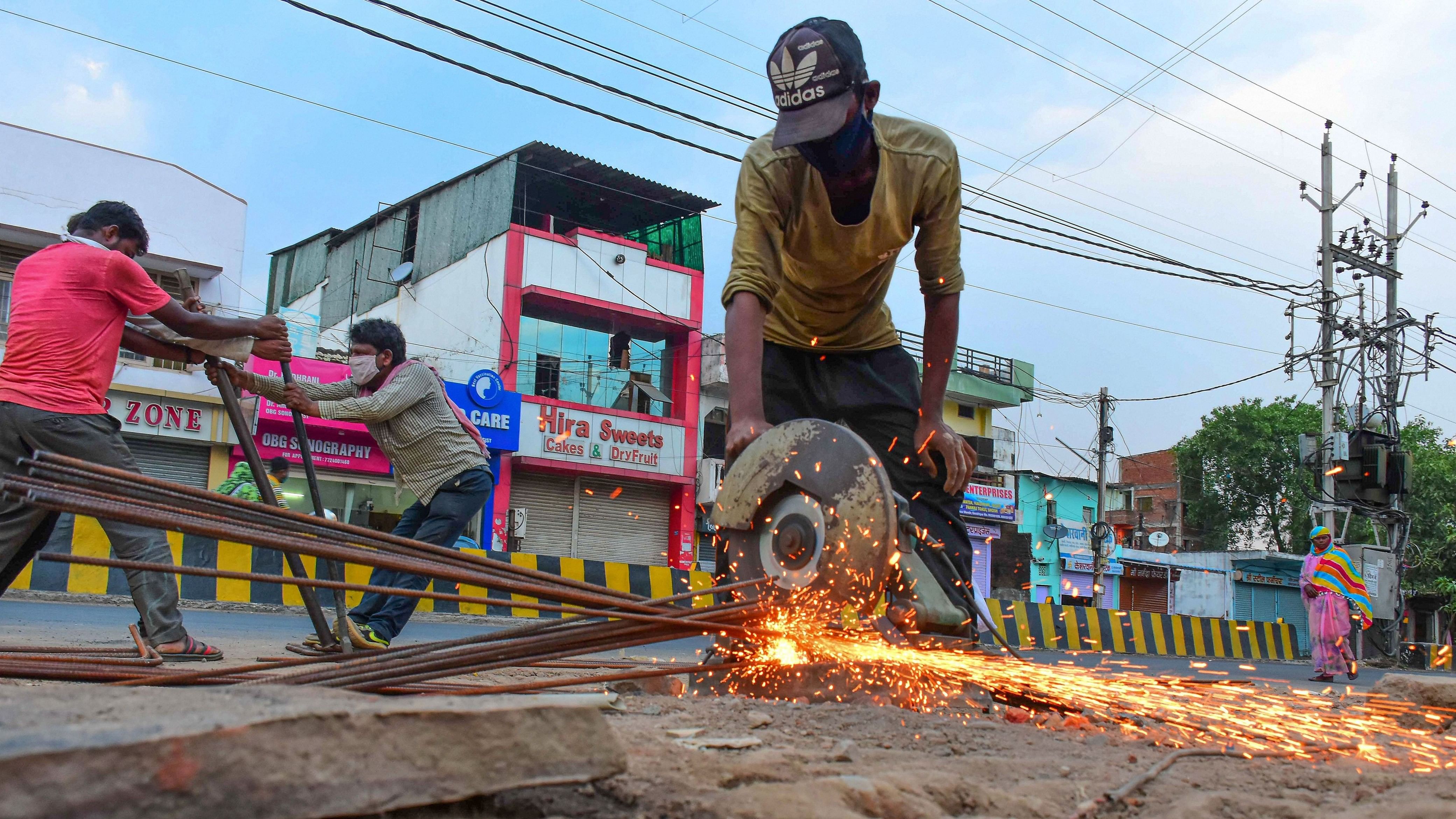 <div class="paragraphs"><p>Jabalpur: Worker resumes construction work, during the ongoing nationwide Covid-19 lockdown, in Jabalpur.</p></div>