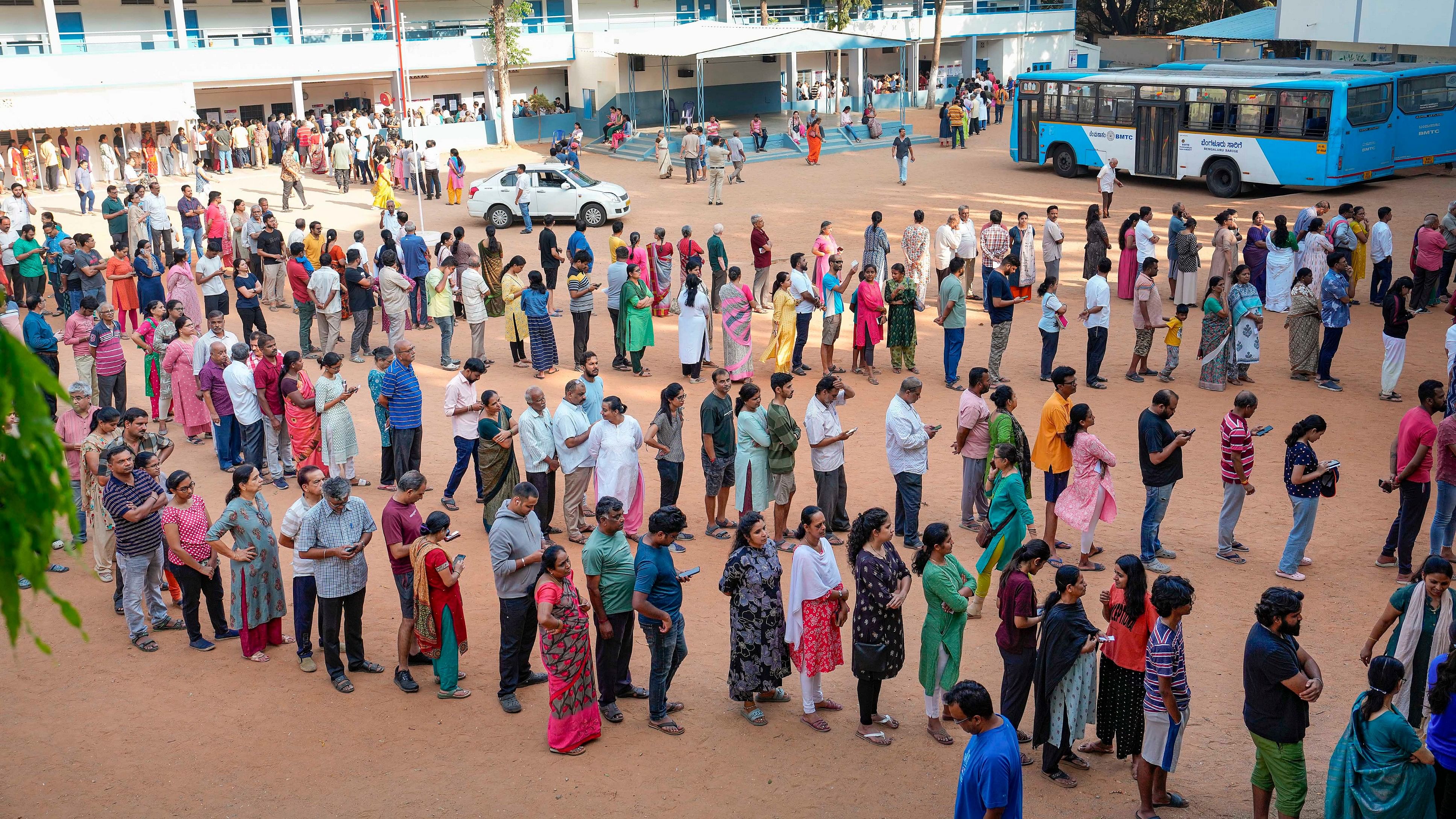 <div class="paragraphs"><p>Bengalureans queue up to cast their votes.</p></div>