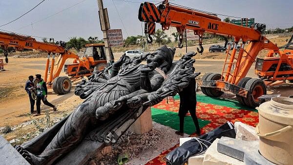 <div class="paragraphs"><p>Workers load an 18.5-feet-tall Goddess Kali idol, carved by sculptor Mukesh Bhardwaj, into a trailer for its transportation, Sunday on April 28, 2024.</p></div>