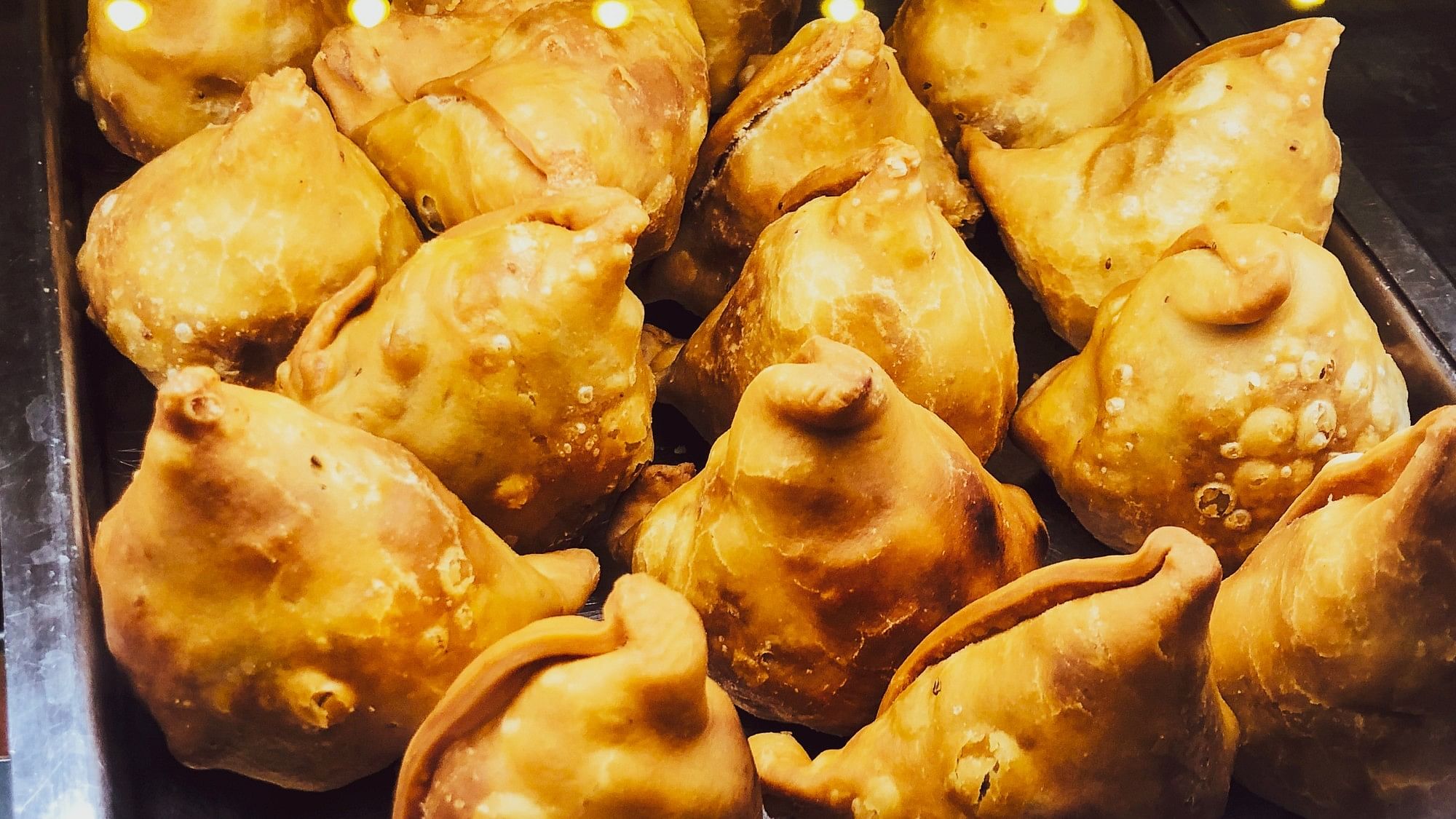 <div class="paragraphs"><p>The three partners had allegedly planted the 2 workers to ensure the firm that had got the samosa contract now would get defamed.(Representative image)</p></div>