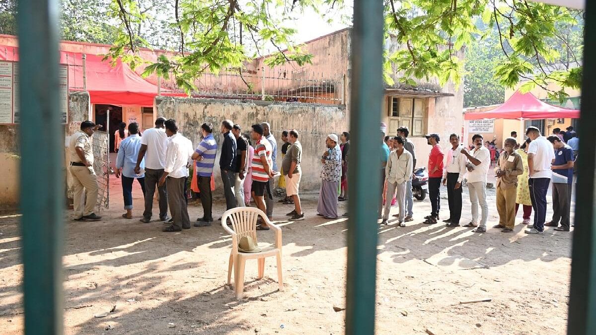 <div class="paragraphs"><p>People line up to cast their votes during the second phase of Lok Sabha polls at a BBMP School, Vasanth Nagar in Bengaluru.&nbsp;</p></div>