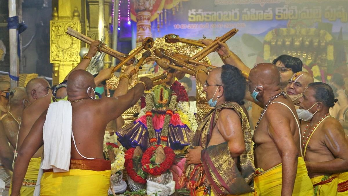 <div class="paragraphs"><p>Priests begin the 'Kanakambara Sahita Koti Malle Pushpa Yagam', at Sri Padmavathi Ammavari temple in Tirupati, </p></div>