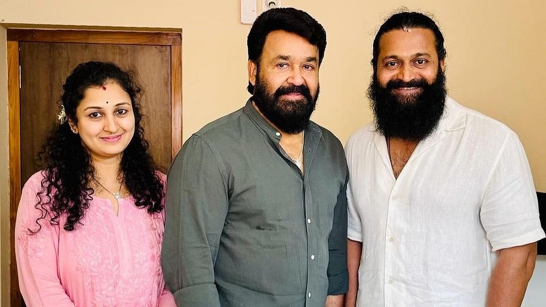 <div class="paragraphs"><p>Malayalam superstar Mohanlal flanked by Rishab Shetty and&nbsp;Pragathi Shetty.</p></div>