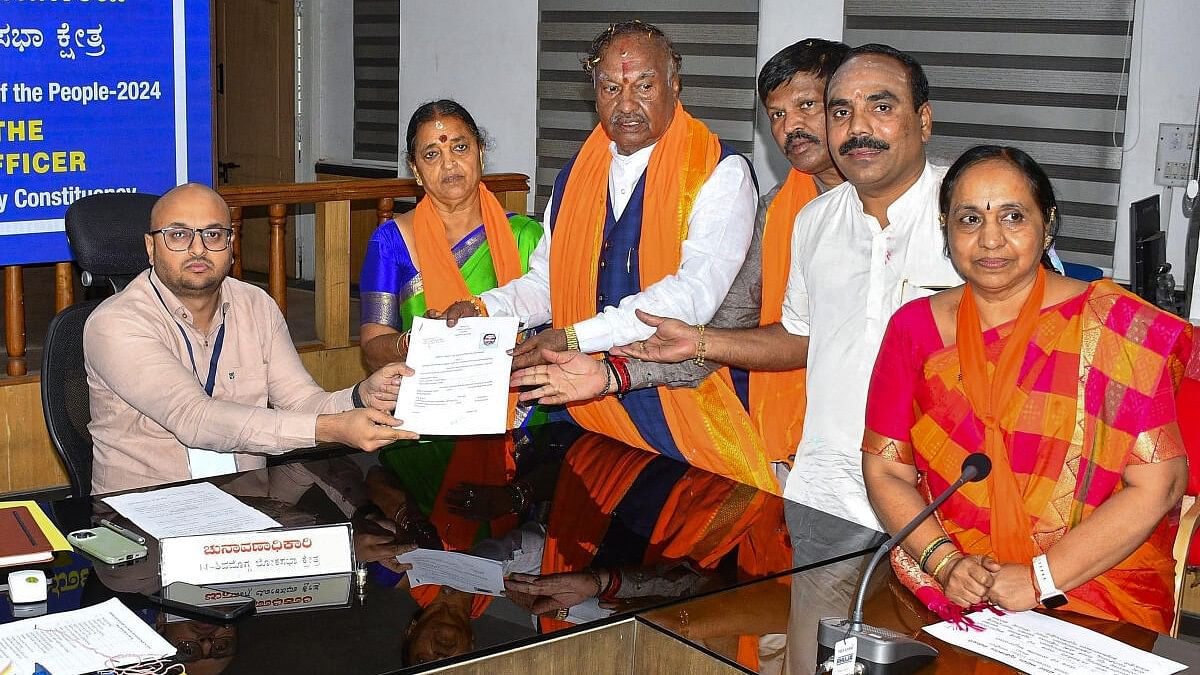 <div class="paragraphs"><p>BJP rebel leader K S Eshwarappa filing his nomination papers</p></div>