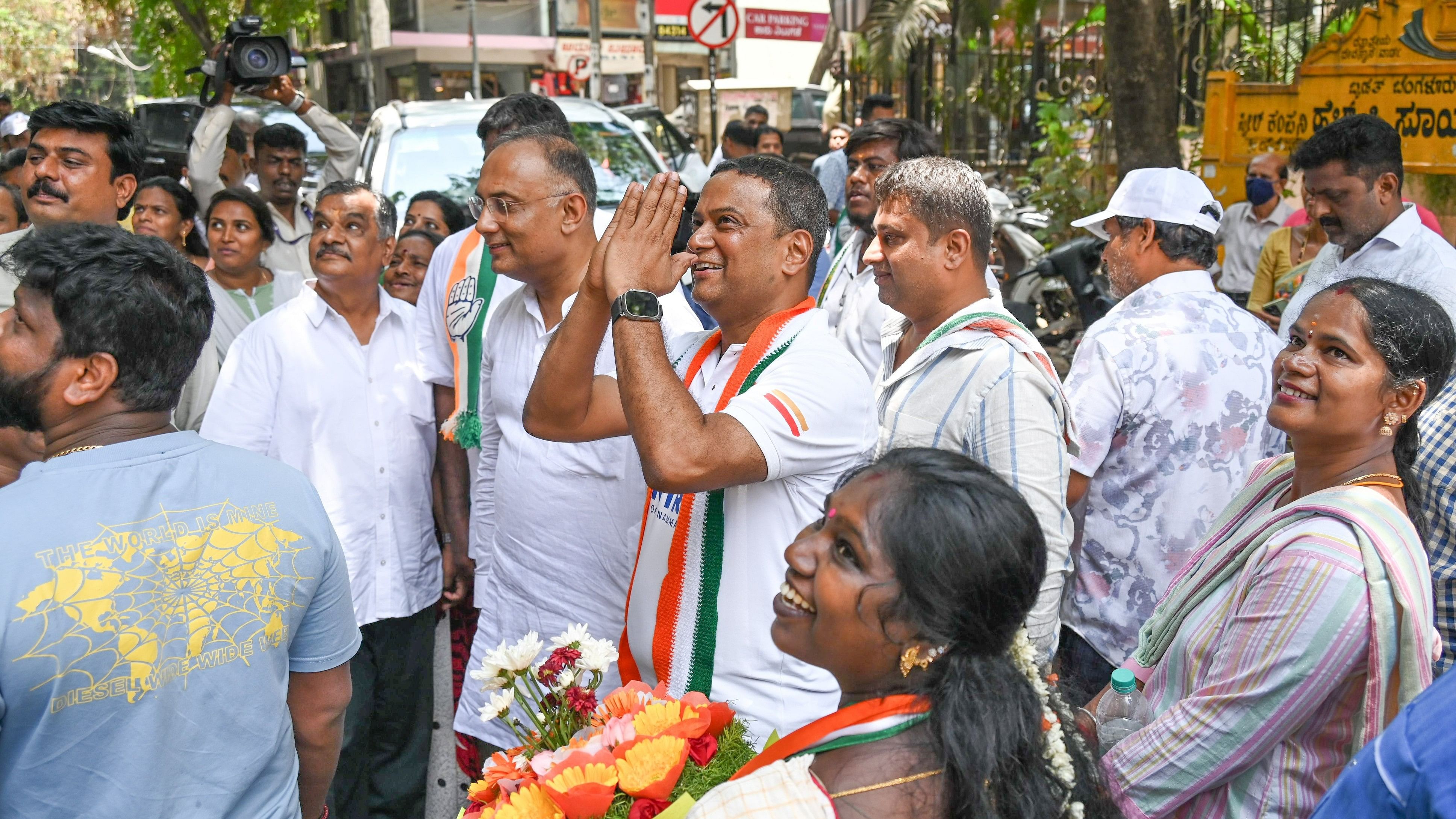 <div class="paragraphs"><p>Congress candidate Mansoor Ali Khan and MLA Dinesh Gundu Rao meet residents of Malleswaram on Friday.&nbsp;</p></div>