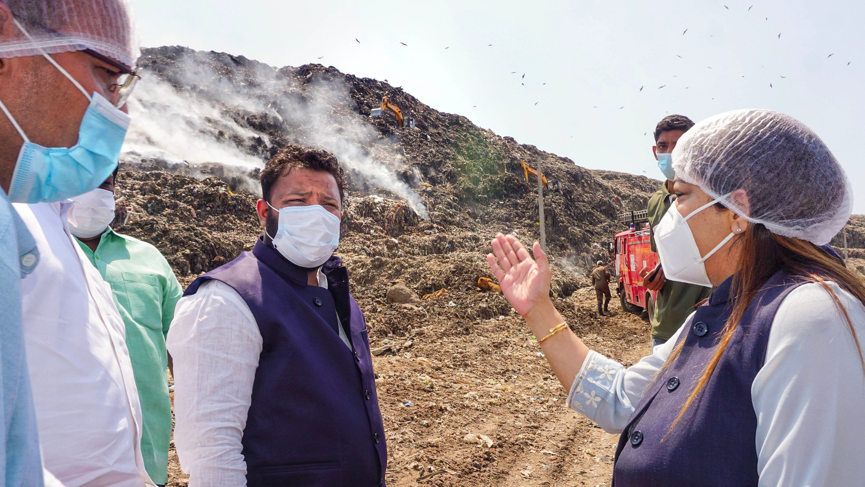 <div class="paragraphs"><p>Delhi Mayor Shelly Oberoi visits the Ghazipur landfill site where a fire broke out on Sunday, in New Delhi, Monday, April 22, 2024.</p></div>