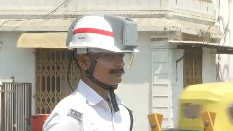 <div class="paragraphs"><p>Screengrab of Vadodara traffic police personnel wearing AC helmet.</p></div>