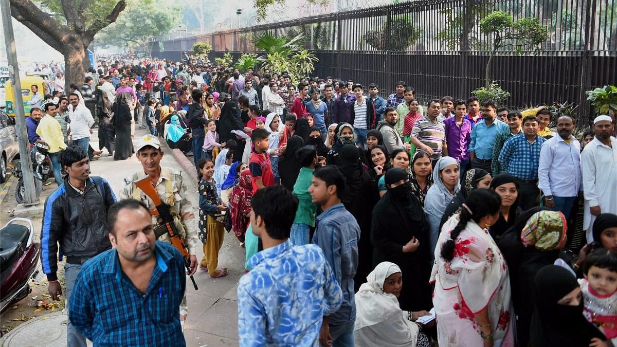 <div class="paragraphs"><p>people wait in a long queues to exchange their old Rs 500 and Rs 1000 notes outside Reserve Bank of India, in New Delhi. </p></div>