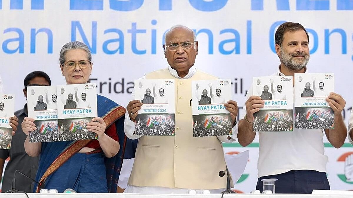 <div class="paragraphs"><p> Congress President Mallikarjun Kharge with senior party leaders Sonia Gandhi and Rahul Gandhi.</p></div>