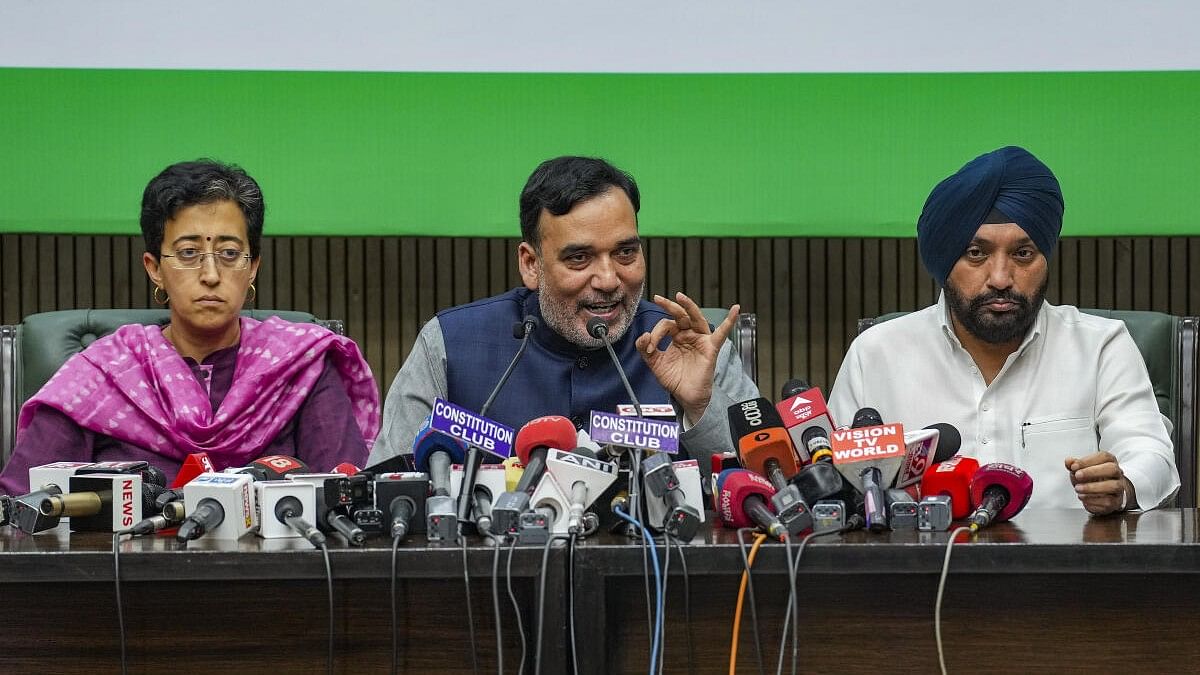 <div class="paragraphs"><p>Delhi Ministers and AAP leaders Atishi Singh and Gopal Rai with Delhi Congress President Arvinder Singh Lovely.</p></div>
