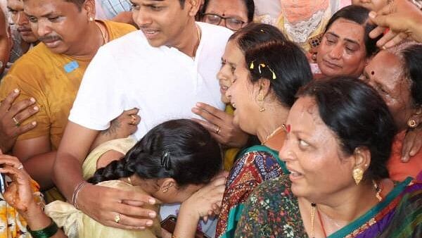 <div class="paragraphs"><p>Neha Hiremath's relatives wailing during the cremation.</p></div>