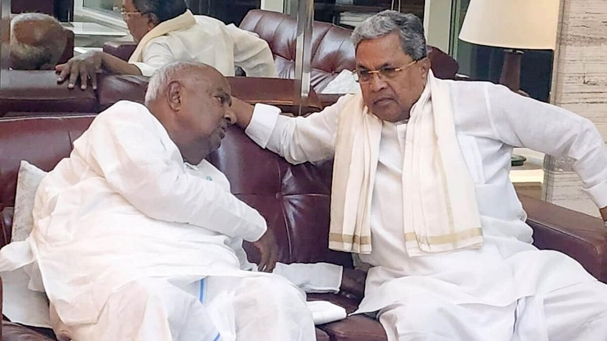 <div class="paragraphs"><p>(L) H D Deve Gowda and (R) Karnataka Chief Minister Siddaramaiah.</p></div>