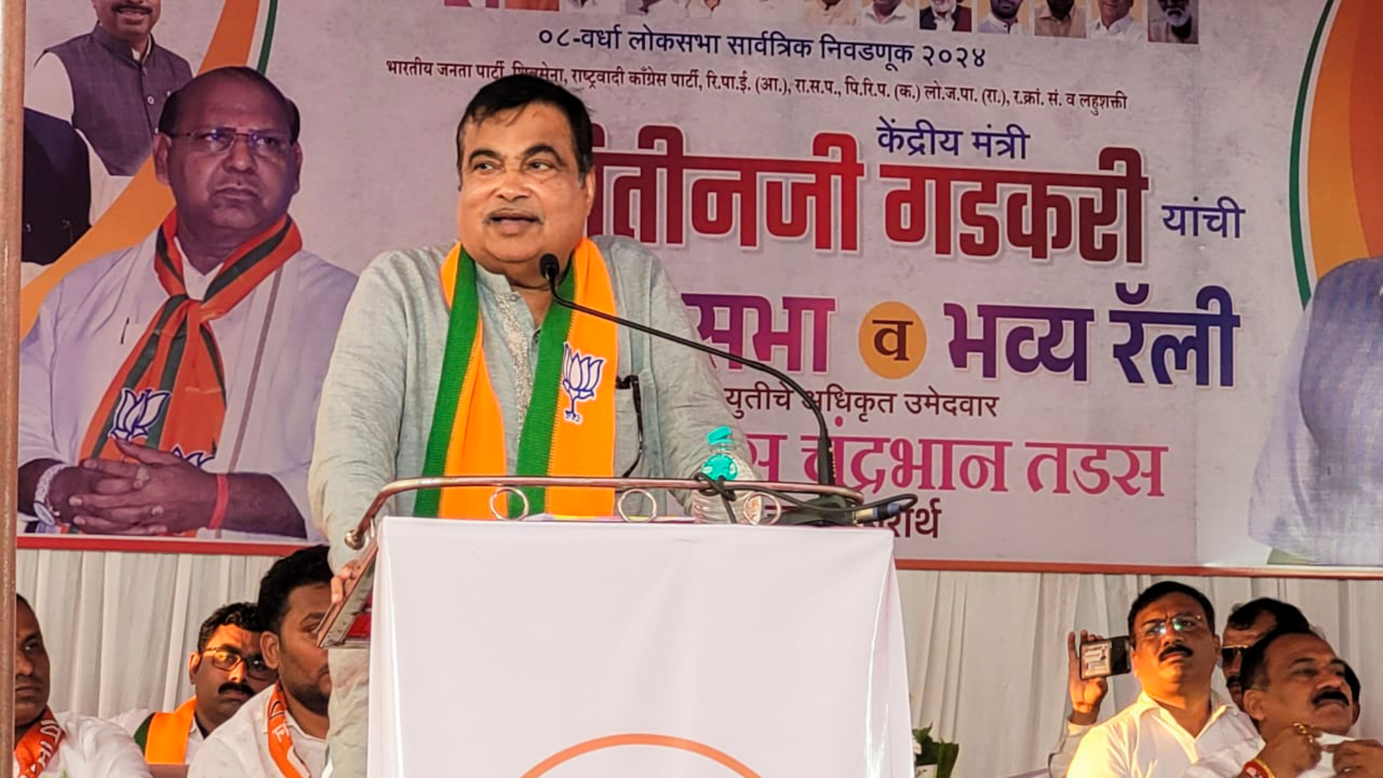 <div class="paragraphs"><p>Union Minister and BJP leader Nitin Gadkari  in Amravati district.</p></div>
