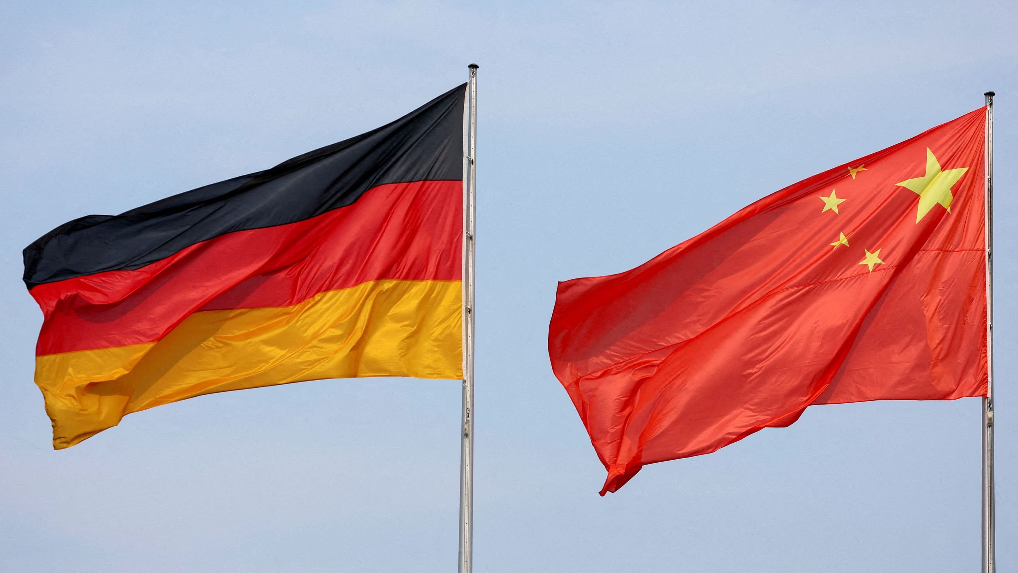 <div class="paragraphs"><p>The flags of Germany and China</p></div>