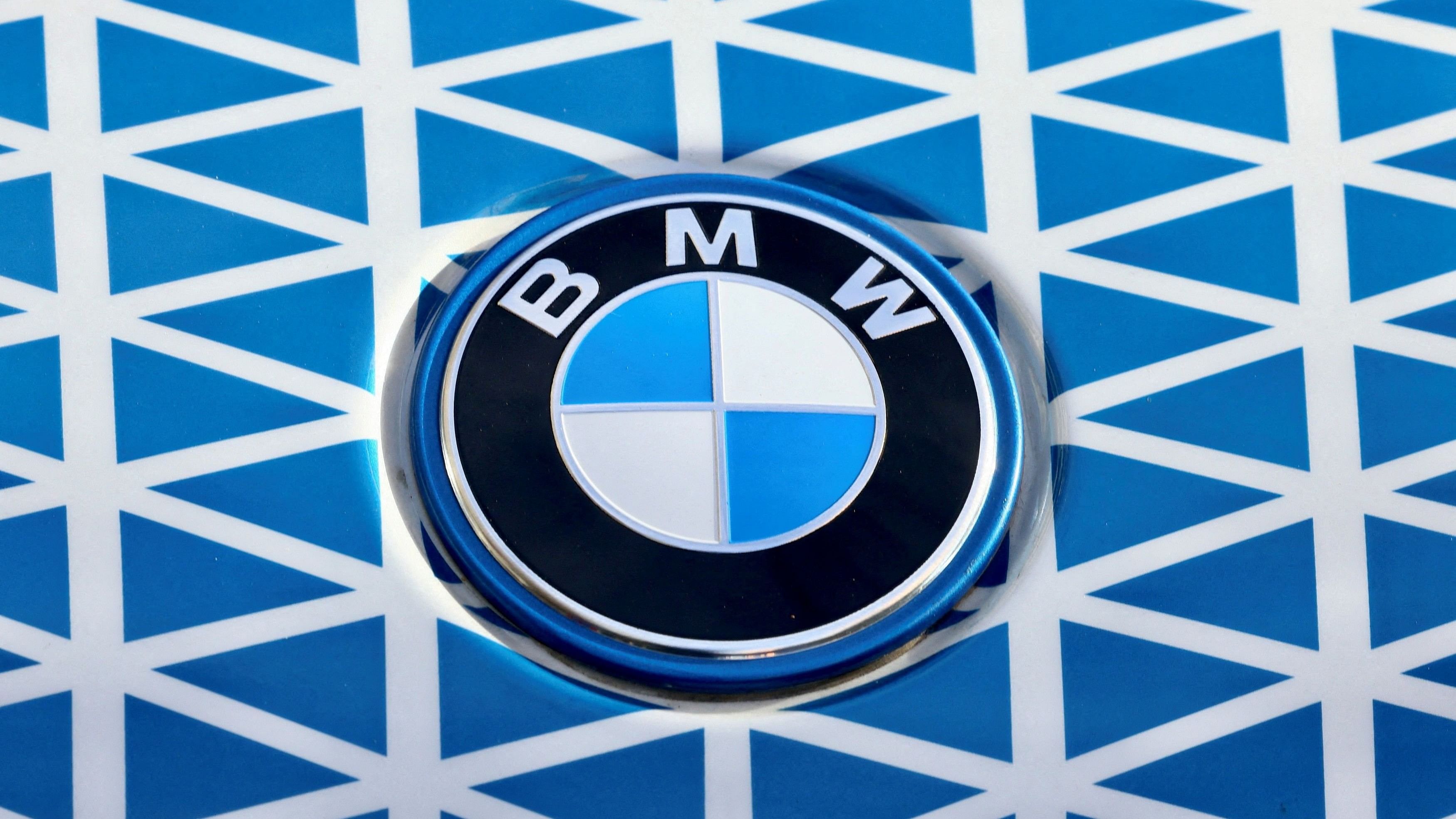 <div class="paragraphs"><p>The logo of the German automaker BMW.</p></div>