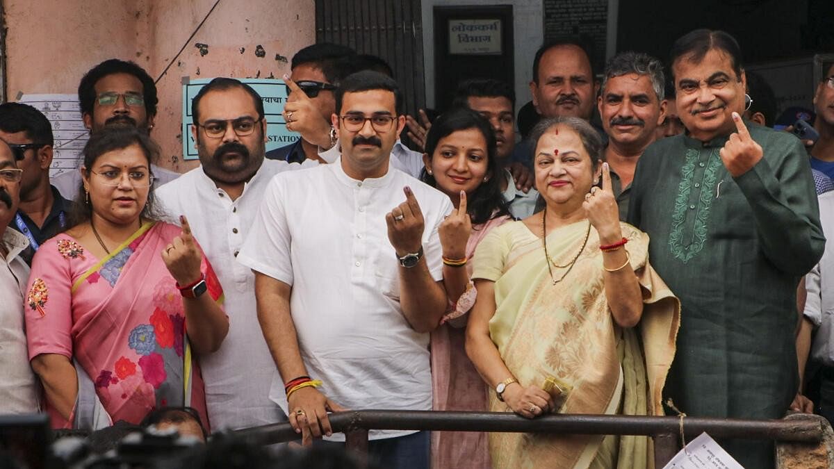<div class="paragraphs"><p>BJP candidate from Nagpur Nitin Gadkari with his family shows his finger marked with indelible ink after casting his vote for the first phase of Lok Sabha elections, in Nagpur, Friday, April 19, 2024.</p></div>