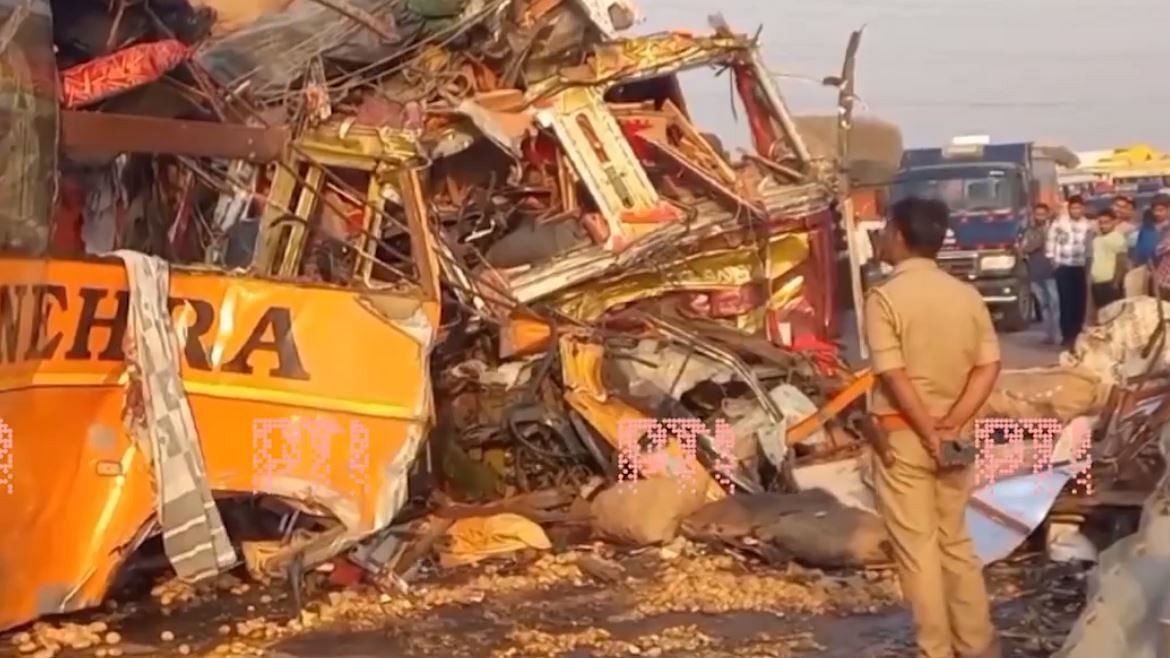 <div class="paragraphs"><p>Screengrab of a video showing police personnel on the Lucknow-Agra expressway where a bus collided with a truck on Tuesday, April 23, 2024.</p></div>