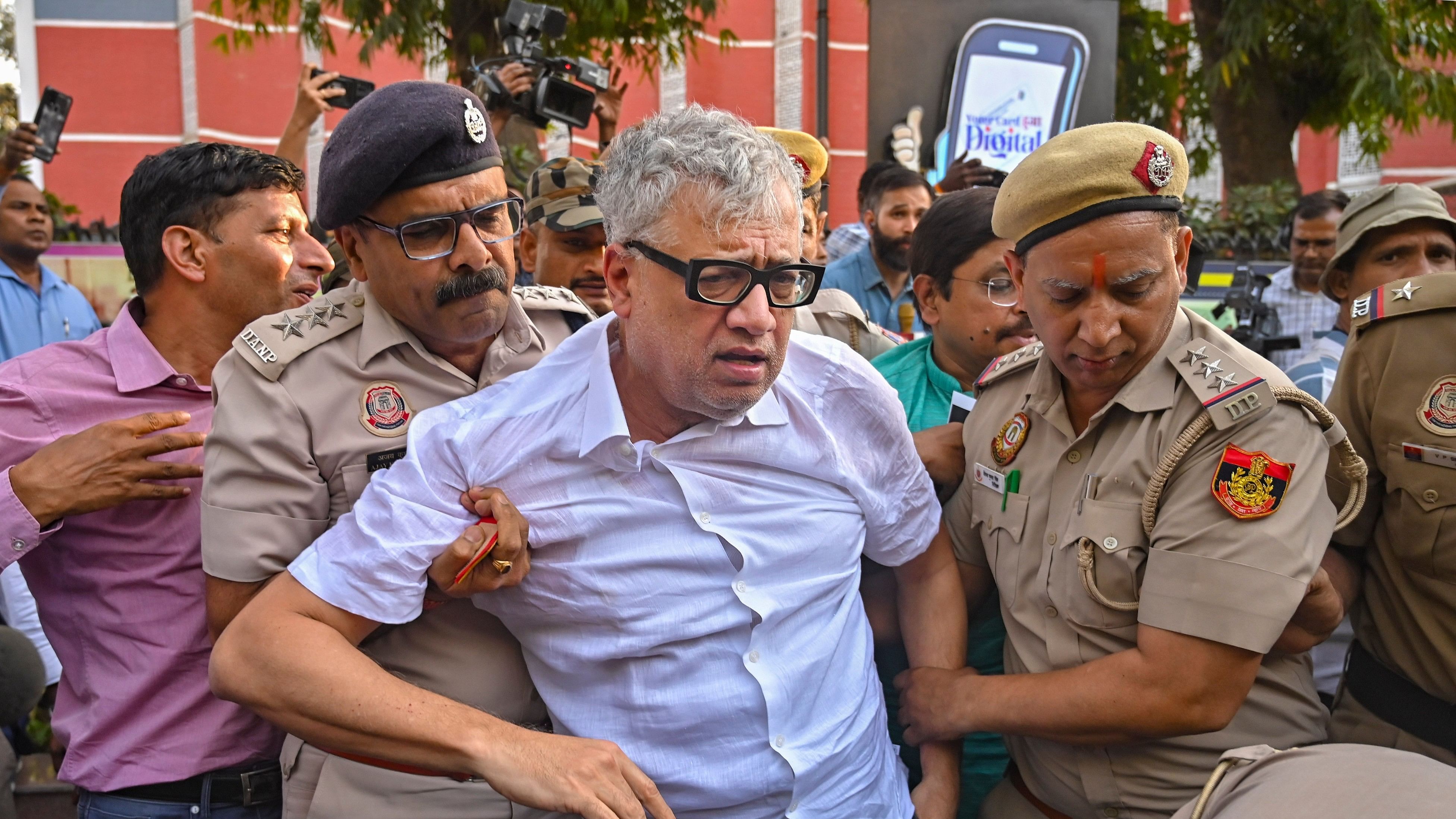 <div class="paragraphs"><p>Delhi Police personnel detain TMC leader Derek O'Brien during a dharna of a TMC delegation after a meeting with the Election Commission of India (ECI), outside ECI's office, in New Delhi, Monday, April  8, 2024.</p></div>