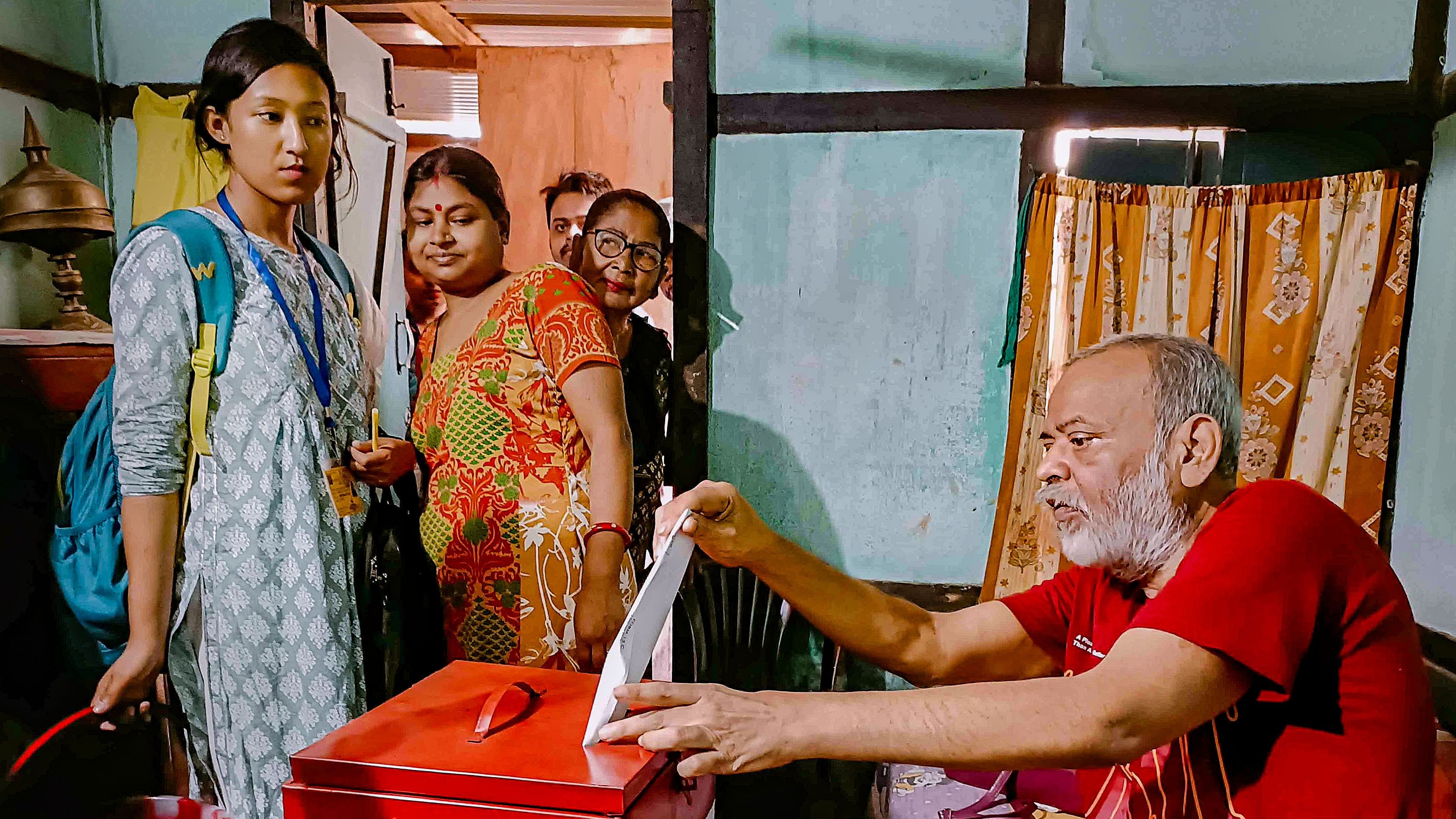 <div class="paragraphs"><p>A senior citizen casts his vote through postal ballot for Lok Sabha elections at his  residence. Representative image.</p></div>