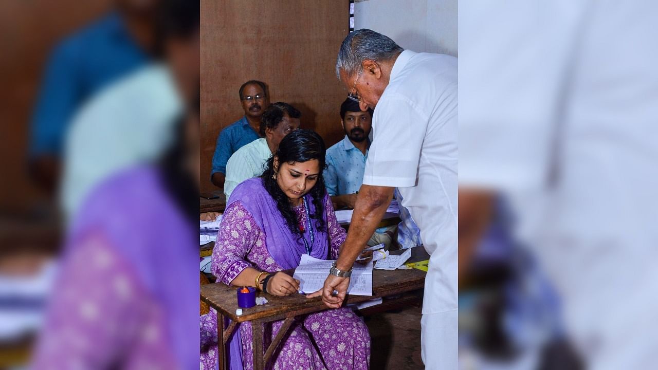 <div class="paragraphs"><p>Kerala CM Pinarayi Vijayan casts his vote.</p></div>