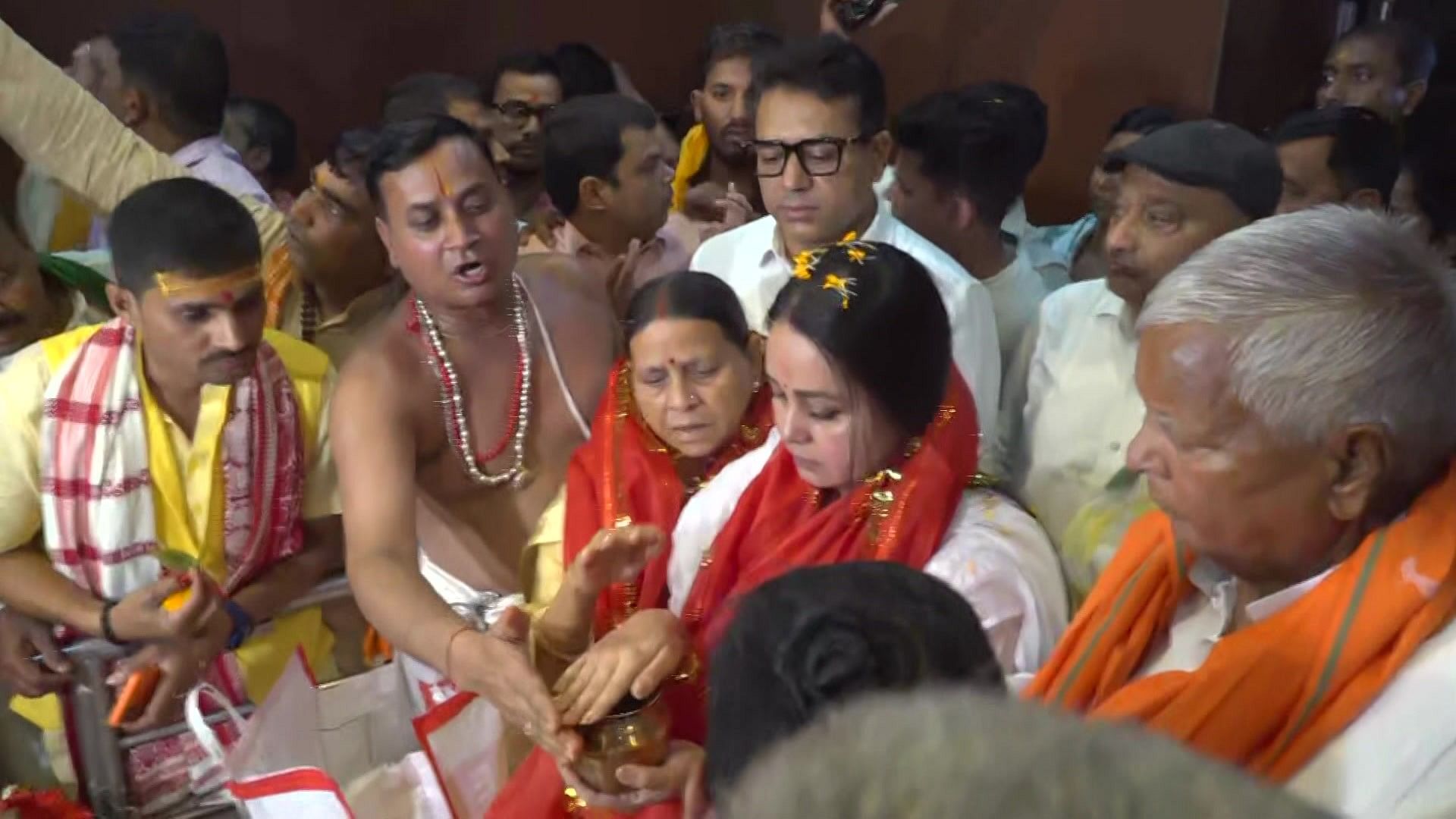 <div class="paragraphs"><p>Lalu Prasad and his family offering prayers at Hariharnath temple.</p></div>