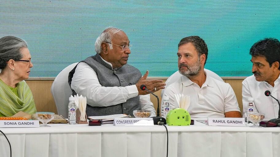 <div class="paragraphs"><p>Congress President Mallikarjun Kharge with party leaders Sonia Gandhi, Rahul Gandhi and KC Venugopal.</p></div>