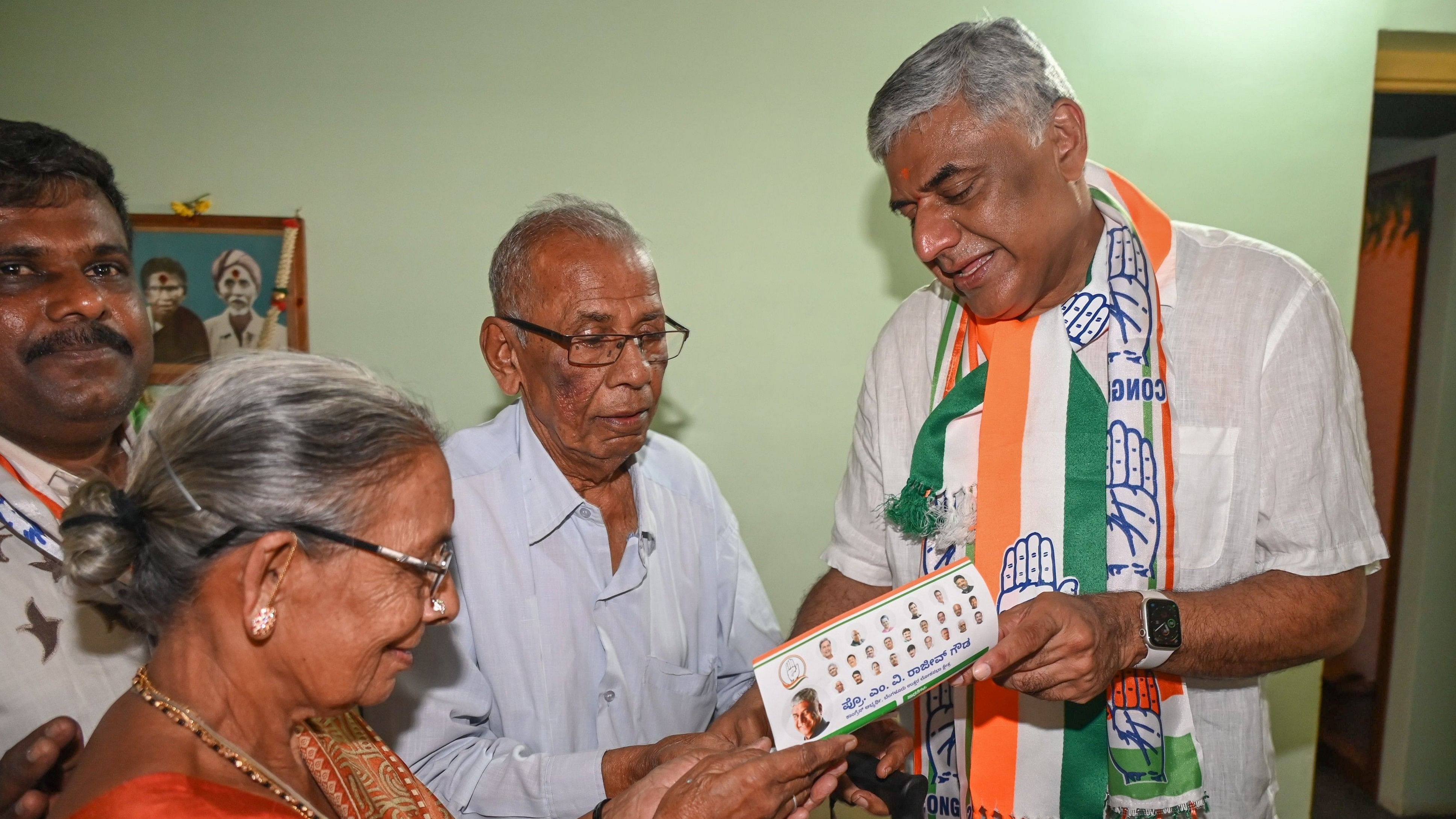 <div class="paragraphs"><p>M V Rajeev Gowda interacts with voters in Bengaluru on Monday.&nbsp;</p></div>