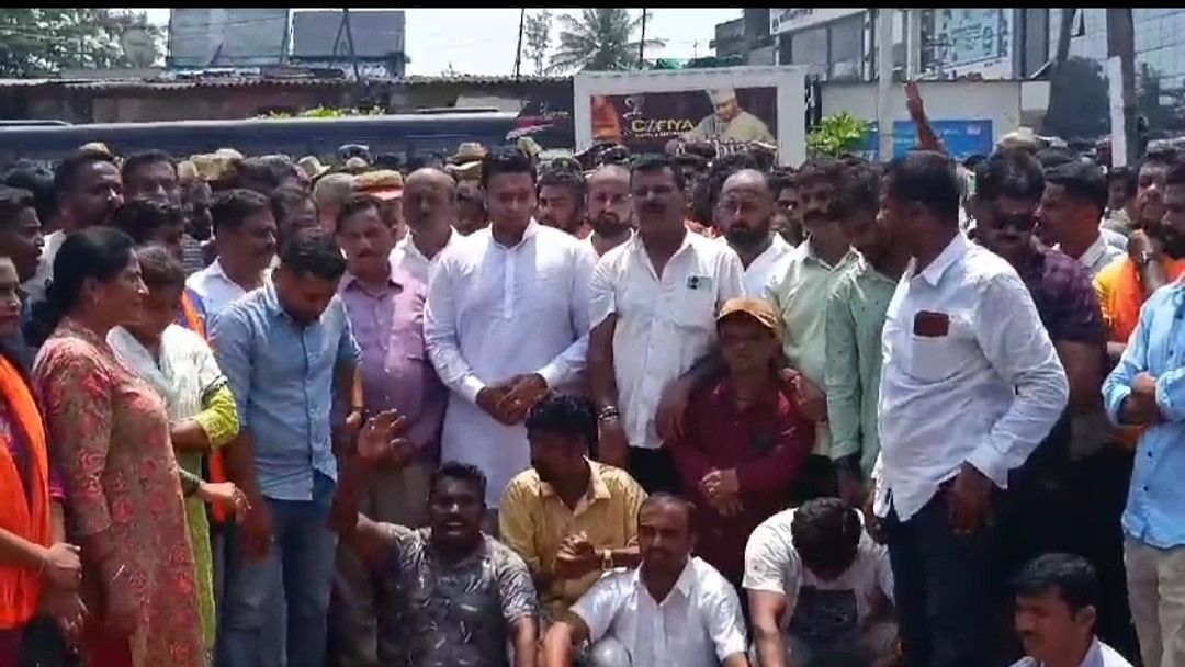 <div class="paragraphs"><p>BJP workers along with&nbsp;Mysore-Kodagu BJP candidate Yaduveer Krishnadatta Chamaraja Wadiyar blocked road in Siddapura on April 19, 2024.</p></div>