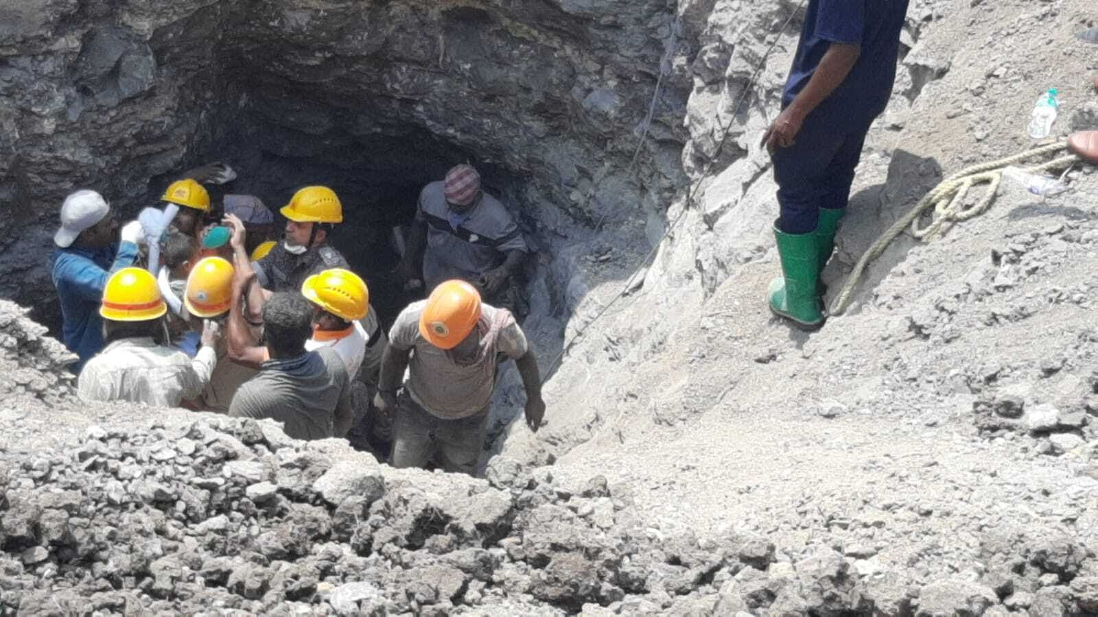 <div class="paragraphs"><p>NDRF, SDRF, Fire, and Police personnel at Indi taluk in Vijayapura with the toddler who fell into a borewell on Wednesday.</p></div>