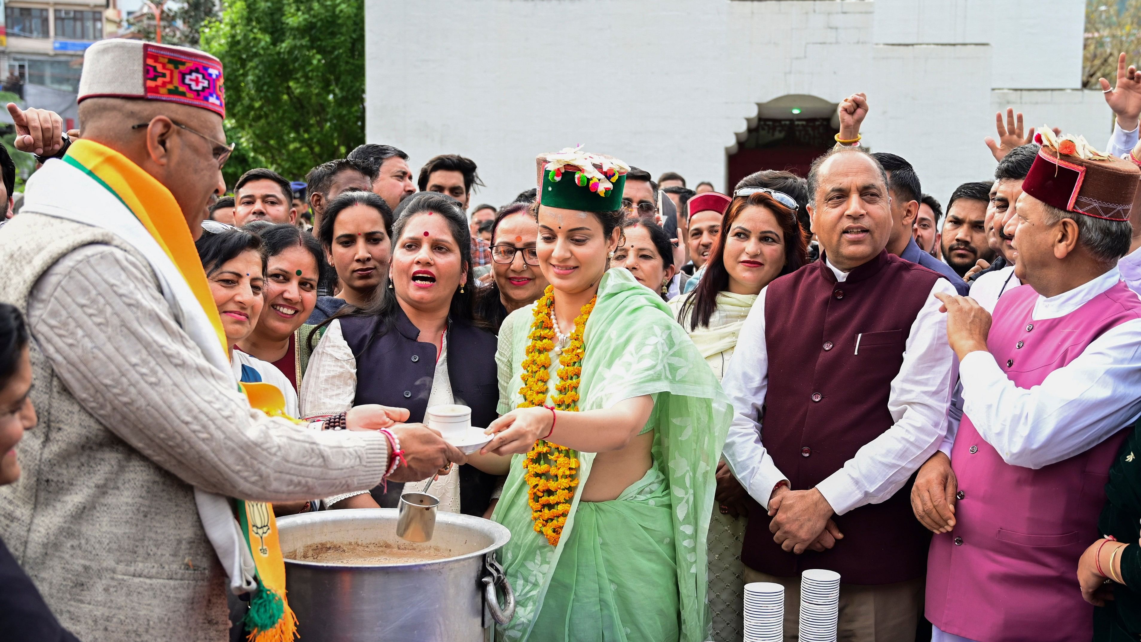 <div class="paragraphs"><p>Bollywood actor and BJP candidate Kangana Ranaut with former Himachal Pradesh chief minister Jairam Thakur during a 'chai pe charcha' event as part of her campaign for the upcoming Lok Sabha elections, in Mandi, Monday, Apr. 1, 2024.</p></div>