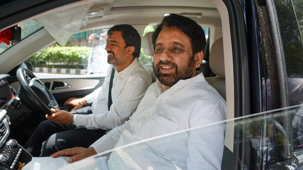 <div class="paragraphs"><p>AAP leader Amanatullah Khan on his way to the party office after the Rouse Avenue court granted him bail in the Waqf board case, Saturday on April 27, 2024. </p></div>