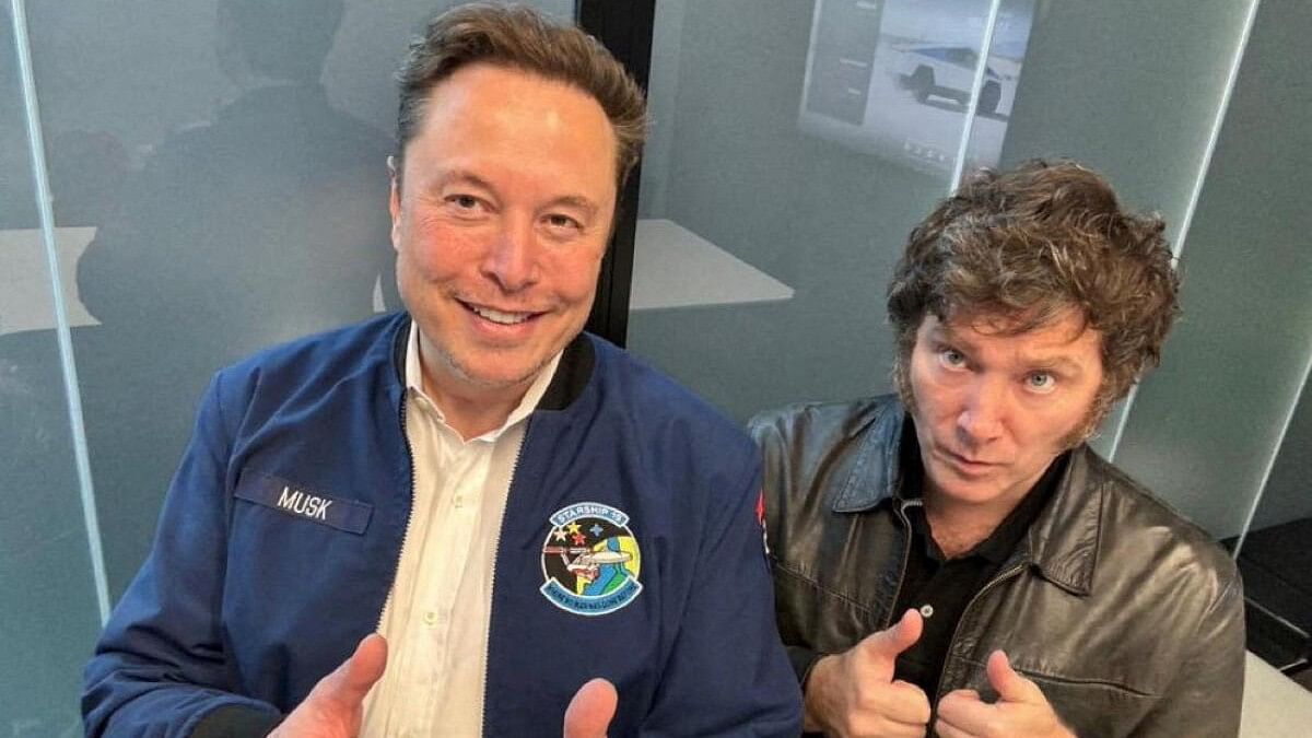 <div class="paragraphs"><p>The emblem on Musk’s bomber jacket showed a picture of the Starship Enterprise, from the original TV series <em>Star Trek</em>.</p></div>