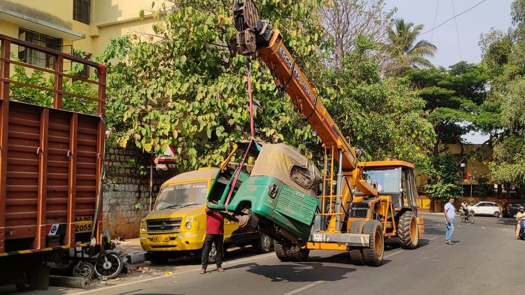 <div class="paragraphs"><p>Traffic police seize an auto that was abandoned on a stretch at Rajajinagar. </p></div>