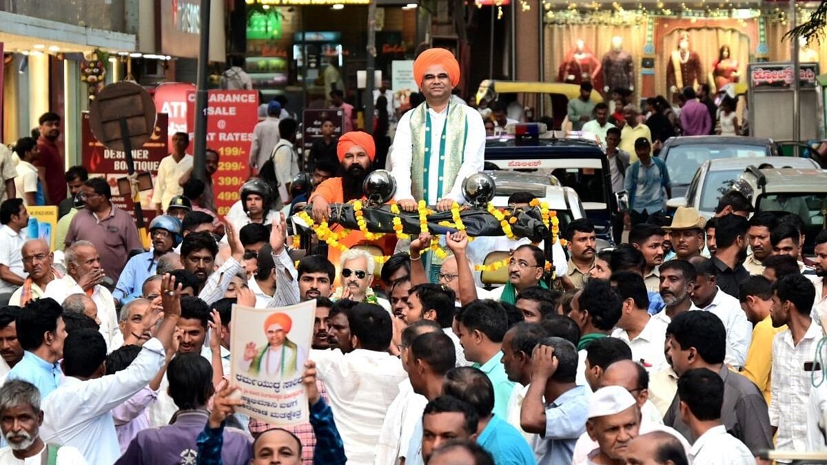 <div class="paragraphs"><p>File photo of Fakira Dingaleshwar Swamiji being welcomed by his supporters through a procession in Hubballi.&nbsp;</p></div>