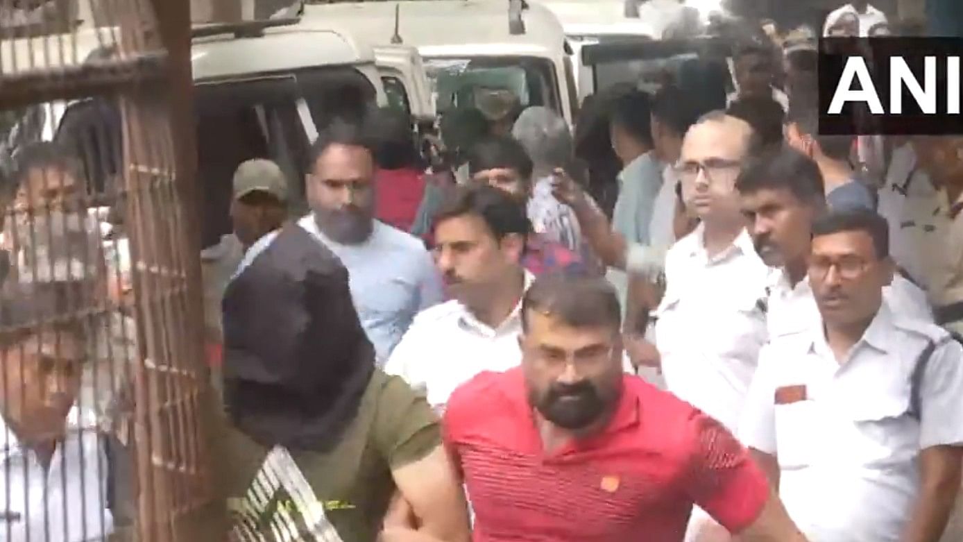 <div class="paragraphs"><p>Adbul Matheen Taha and Mussavir Hussain Shazeb - brought to the NIA Court in Kolkata</p></div>