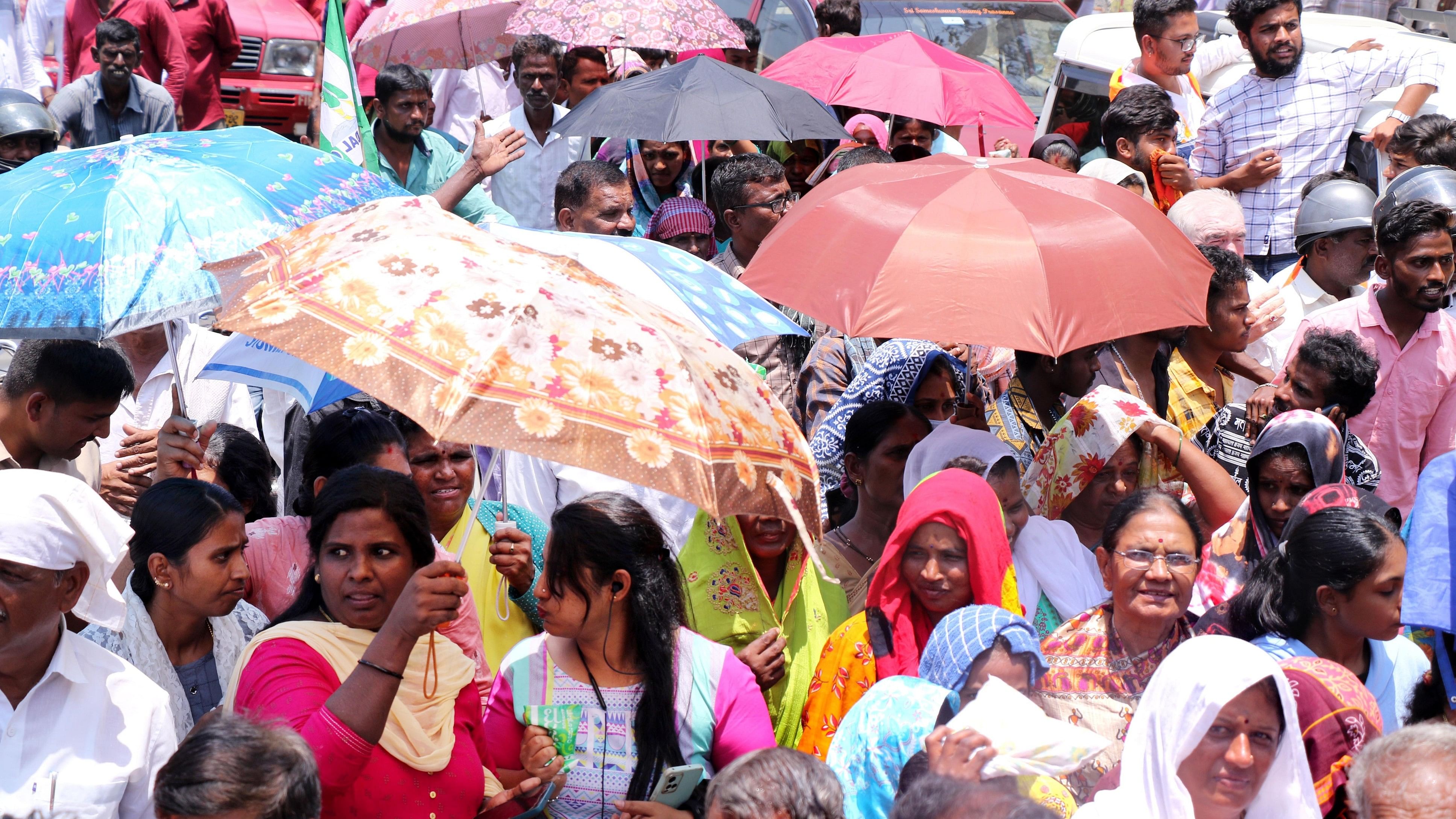 <div class="paragraphs"><p>People who took part in the rally for BJP-JDS alliance candidate Prajwal Revanna on Thursday held umbrellas to protect themselves from the scorching sun. </p></div>