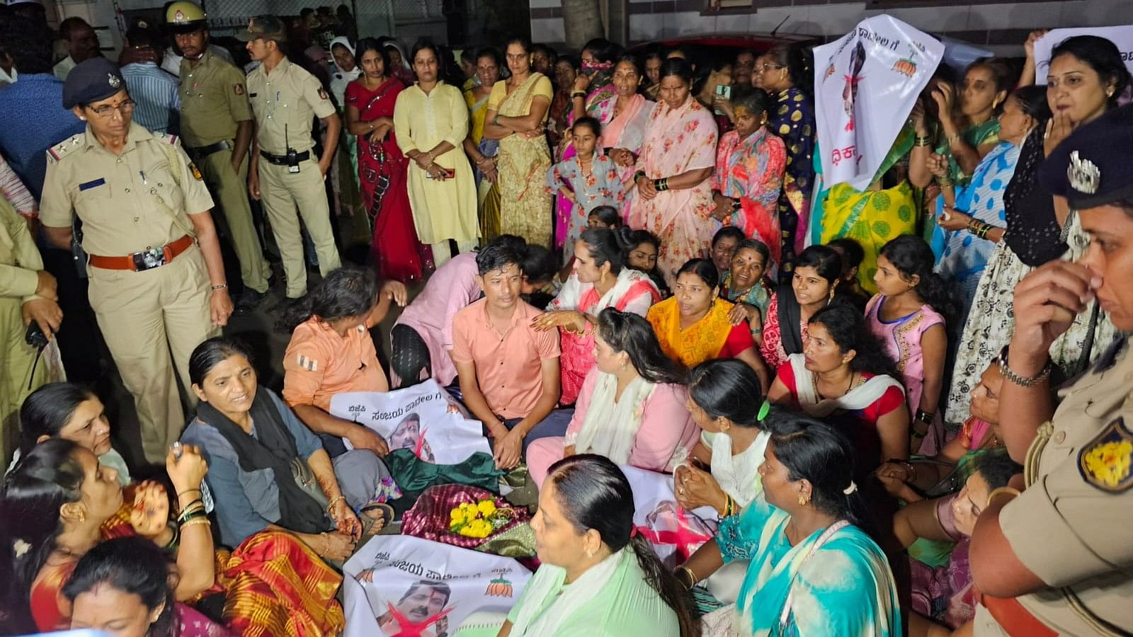 <div class="paragraphs"><p>Congress women wing workers staging sit-in protest before BJP ex-MLA Sanjay Patil's residence in Belagavi on Saturday night. </p></div>