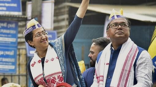 <div class="paragraphs"><p>AAP leader Atishi Marlena with party candidate Manoj Dhanowar during a road show ahead of Lok Sabha elections, at Duliajan in Dibrugarh district, Assam on Monday, April 8, 2024. </p></div>